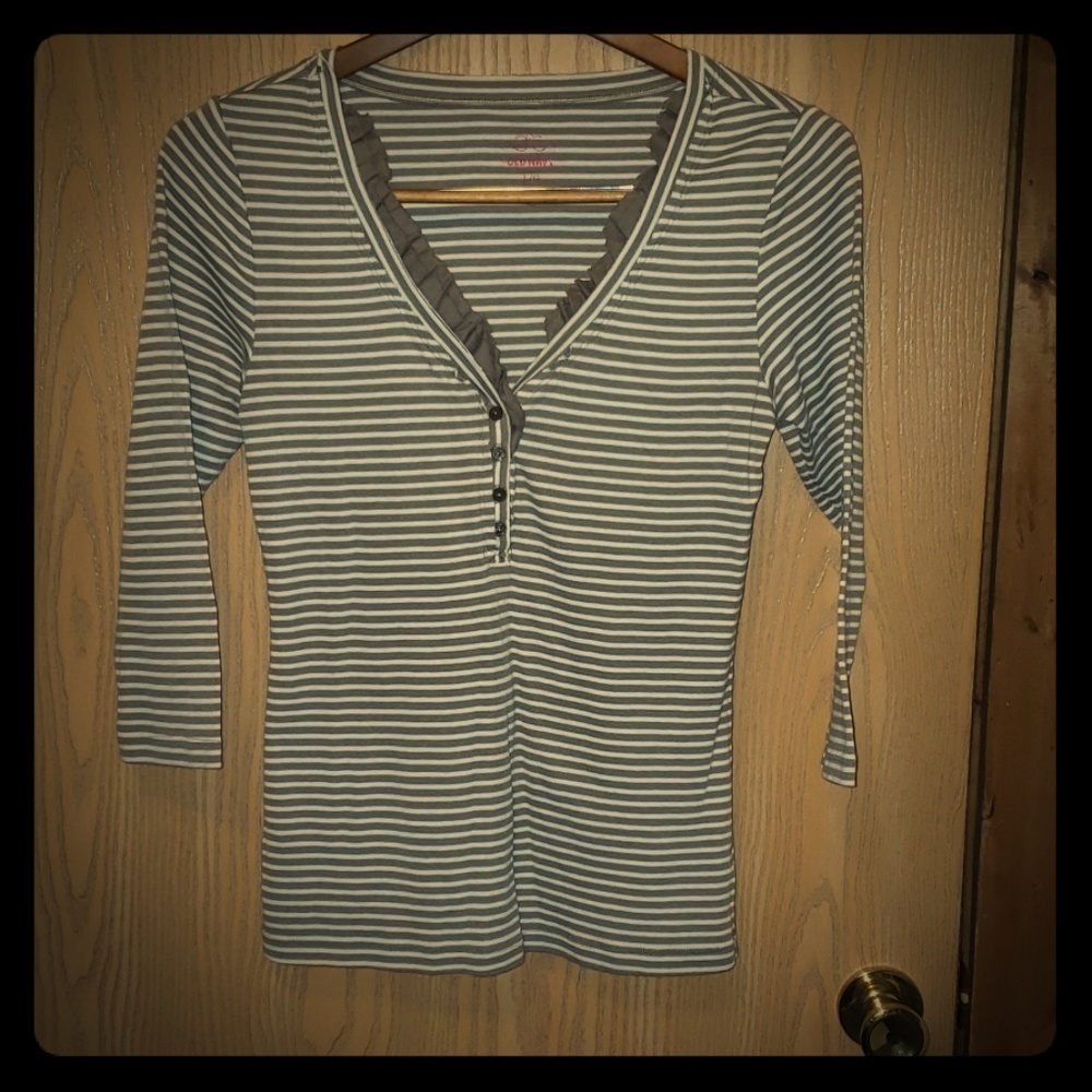 Old Navy L 3/4 sleeve tee ruffle neck